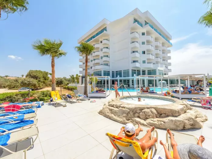 Tasia Maris Sands - poilsinė kelionė - NNN