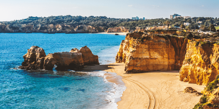 Algarvė - šiluma alsuojantis Portugalijos regionas. Gidas po kerinčios gamtos šalį!