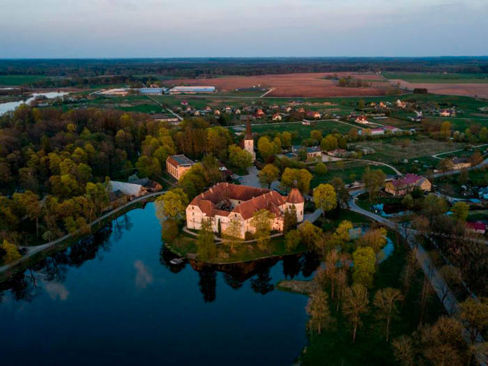 Jaunpilio pilis - Viešbučiai Jaunpilyje